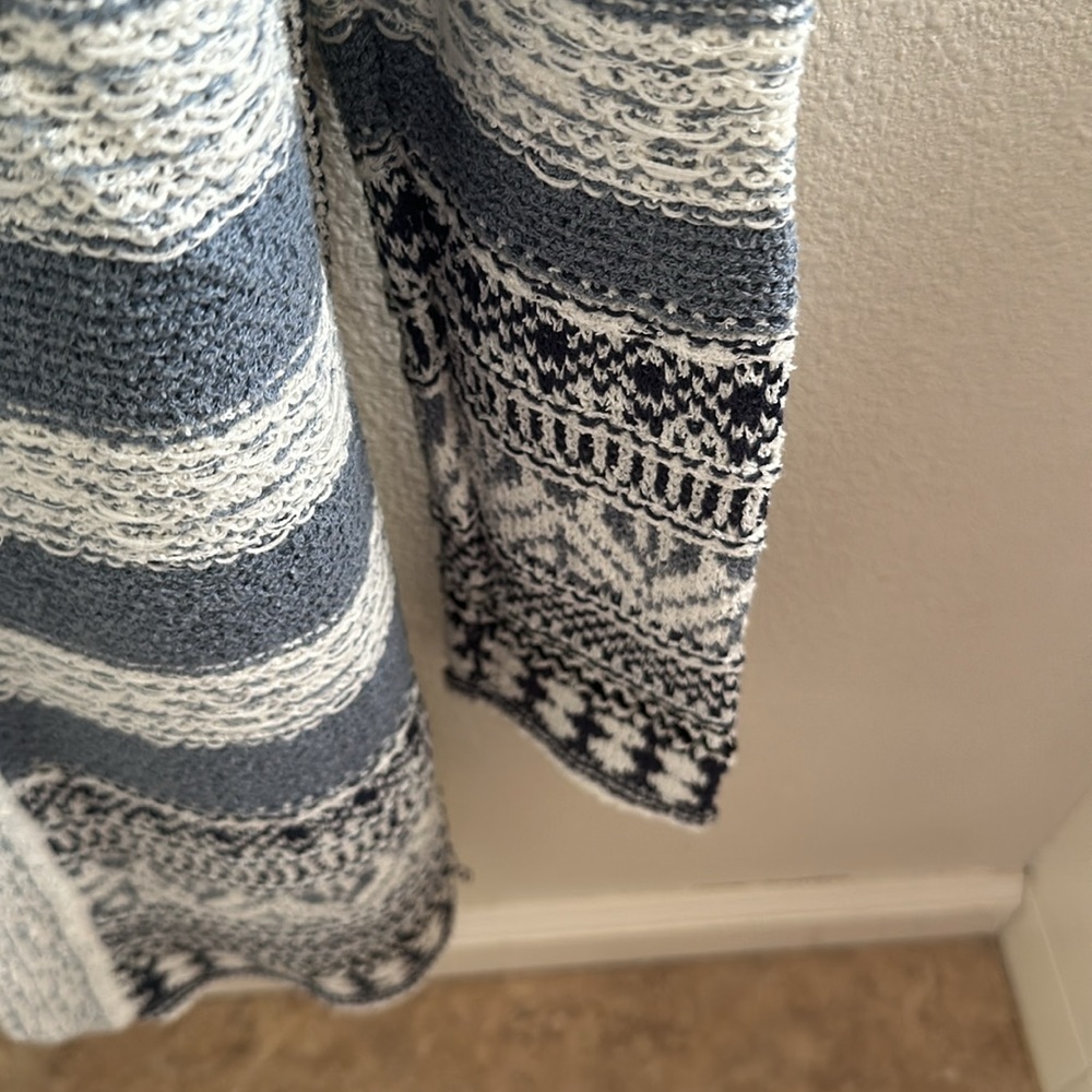 Lucky Brand Cardigan.  Excellent with jeans!  Chambray, blue,  white/cream. - Picture 3 of 5